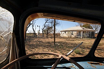 Denne gården, midt ute på de enorme slettene vest i Texas, ble fraflyttet for 30 år siden da familien som bodde her ikke kunne betale avdrag på banklånet.