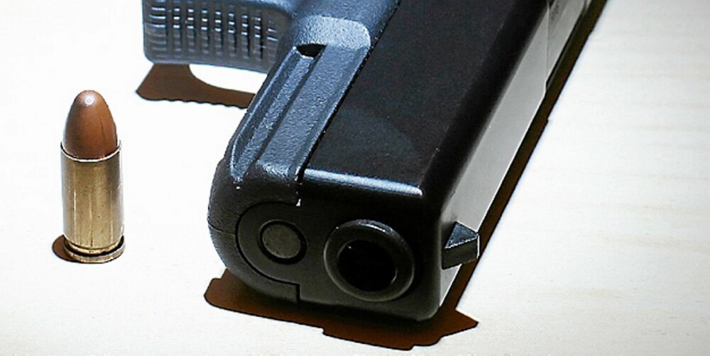 Til venstre en standard Glock 17 med den karakteristiske firkantede sleiden.