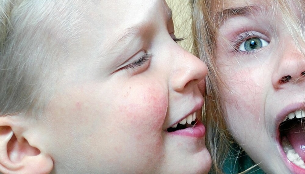 Barn snakker ofte i munnen på hverandre! Foto: Colourbox.no