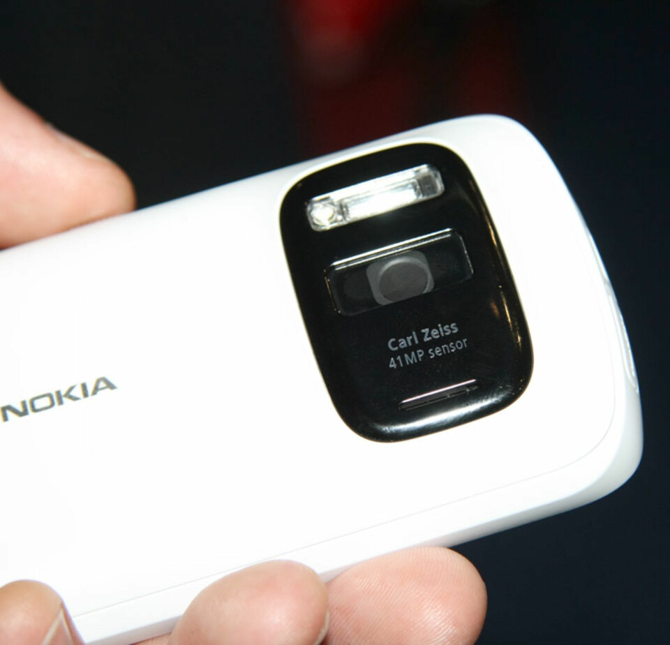KAMERAMONSTER: Det mangler ikke på megapiksler på Nokia 808 PureView.
