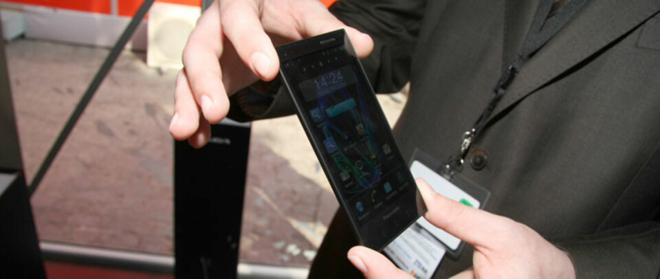 VANNTETT: Panasonics Eluga-telefoner er tynne, pene og vanntette. Dermed kan du trygt bruke dem ute i regnet.