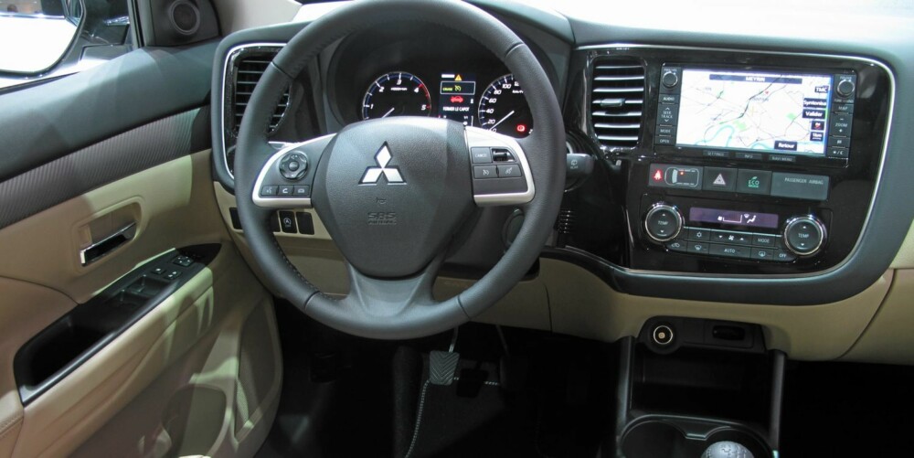 ET HAKK OPP: Mitsubishi lover bedre materialkvalitet og et mer forseggjort førermiljø i nye Outlander. ET HAKK OPP: Mitsubishi lover bedre materialkvalitet og et mer forseggjort førermiljø i nye Outlander.