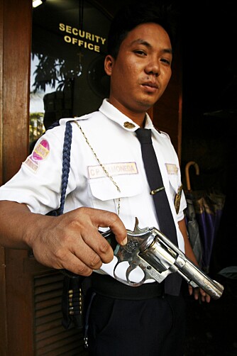 Både sikkerhetsbransjen og politiet er blant kundene. Denne sikkerhetsvakten ved et hotell har kjøpt seg en .357 Magnum-revolver.