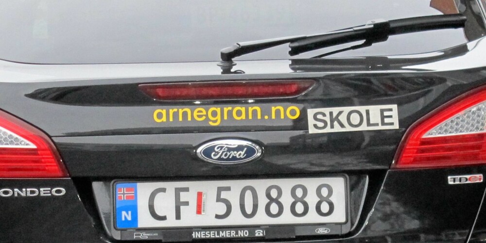 GODKJENT: Godkjente kjøreskoler har biler merket med firmanavn og Skole-skilt. Foto: Geir Svardal