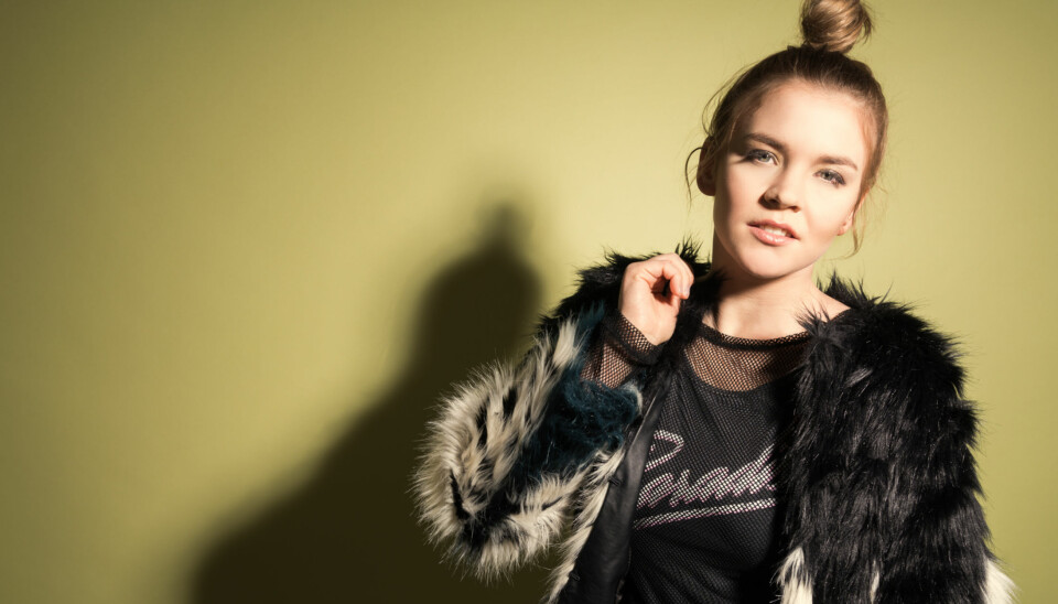 Premiere: Se Emila sin nye musikkvideo til 'Kimura' aller først her