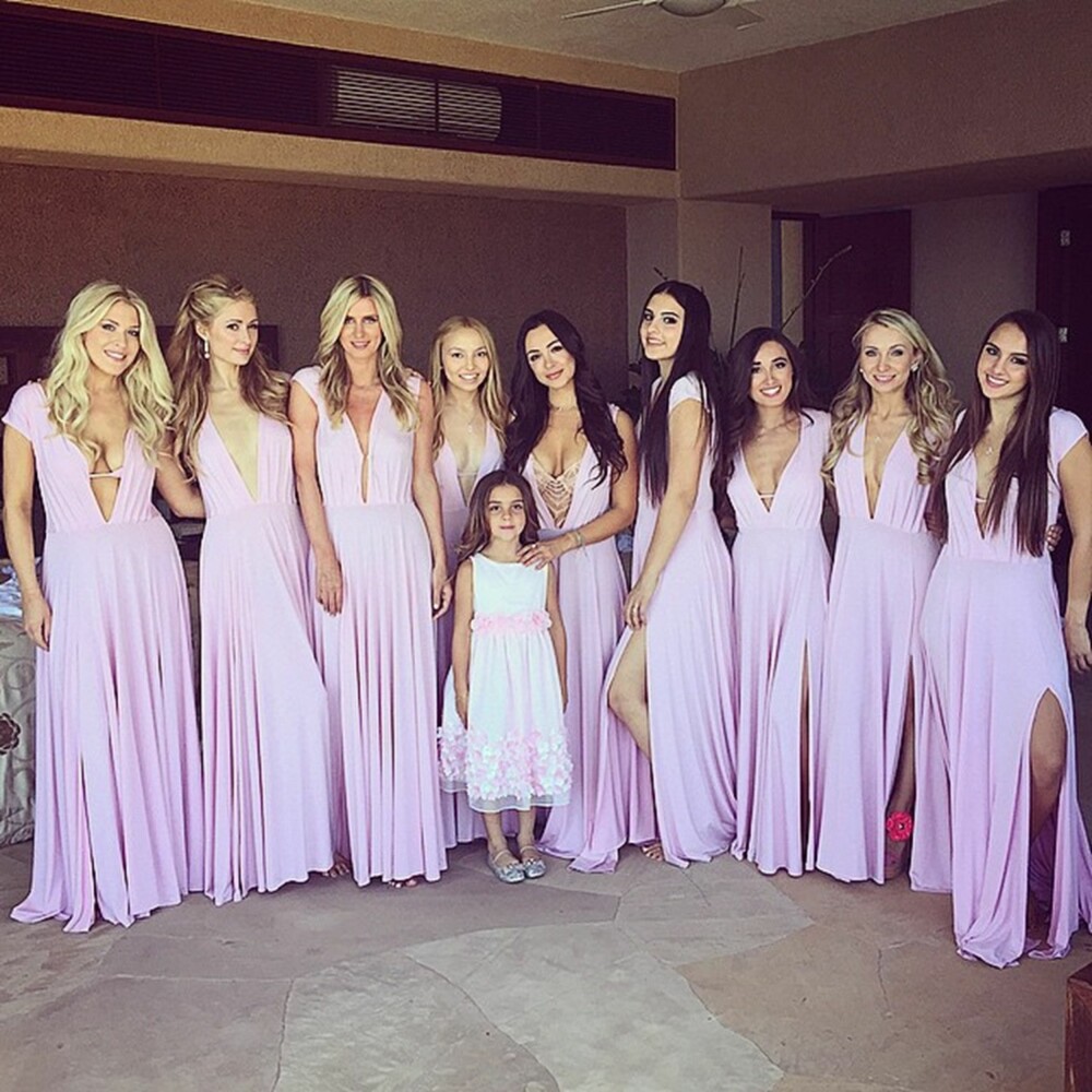 SAMME FARGE: Da Real Housewives of Beverly Hills-stjerna Kim Richards sin datter Brooke Wiederhor giftet seg i fjor sommer, var alle brudepikene (som inkluderte Paris og Nicky Hilton) kledd i lyse, lilla kjoler.