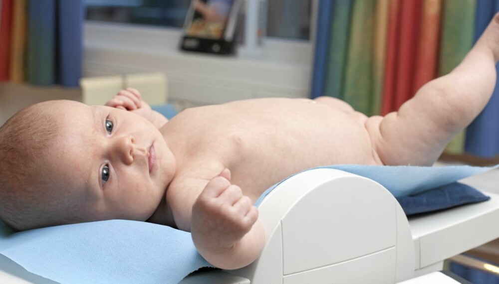 EN MILEPÆL: 6-ukerskontrollen er første gang babyen undersøkes av lege og helsesøster siden fødselen.