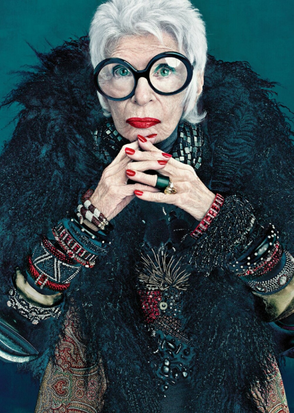 IRIS APFEL: I en alder av 90 ble Iris Apfel valgt til å designe sin egen kolleksjon for makeupmerket Mac. Hun frontet selv kampanjen gjennom blant annet dette bildet.