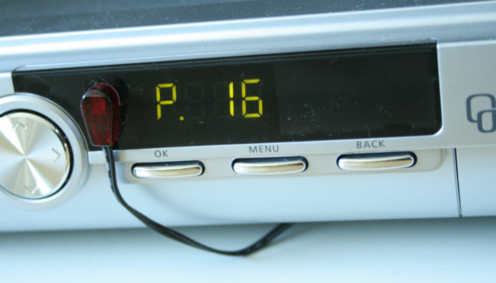 IR BLASTER: Ved hjelp av et liten infrarød sender kan PC-en skifte kanal på dekoderen.