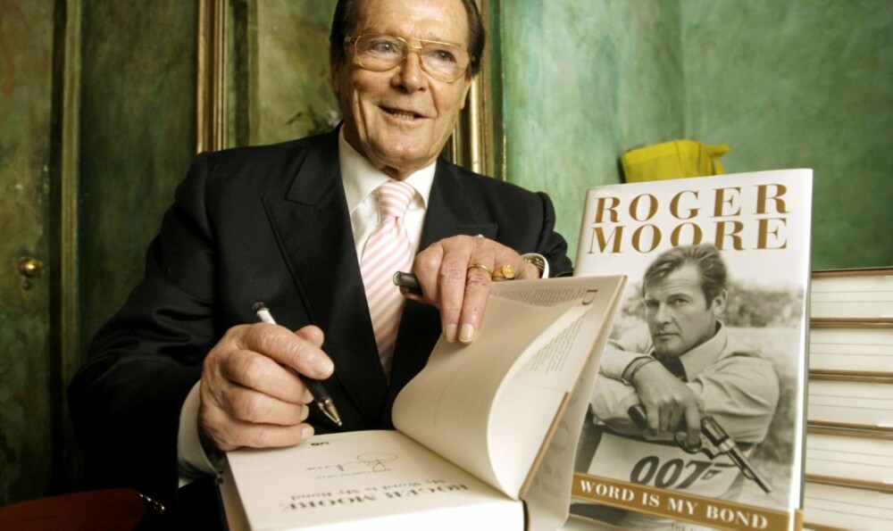 LESER FRA BOKEN: "My word is my bond" har allerede fått mye omtale i Storbritannia. Lørdag leser Roger Moore fra boken på Strømmen storsenter.