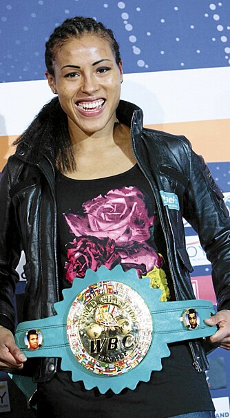 MESTERBELTET: Cecilia er den første norske bokseren som holder en VM-tittel fra et av de store forbundene.