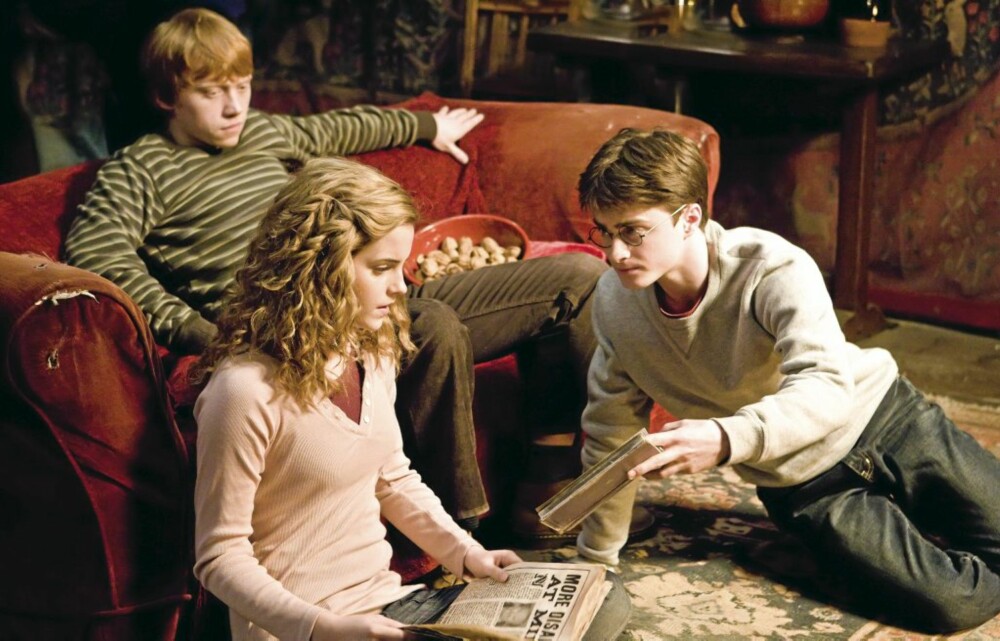 Ronny (Rupert Grint) får endelig litt tid alene med Hermine (Emma Watson). Som regel er Harry Potter (Daniel radcliffe) aldri langt unna.