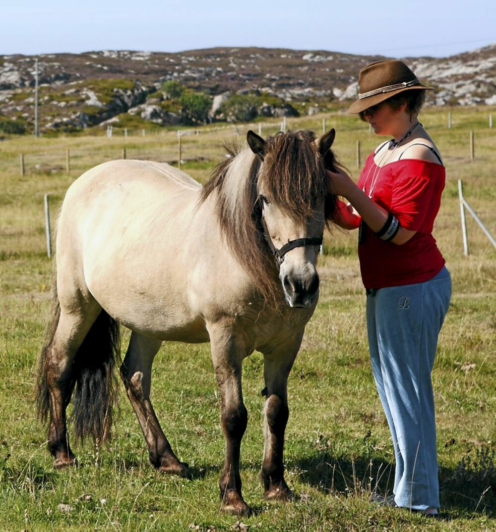 HEST OG JENTE: Monica og hesten Evindur er verdens beste venner.