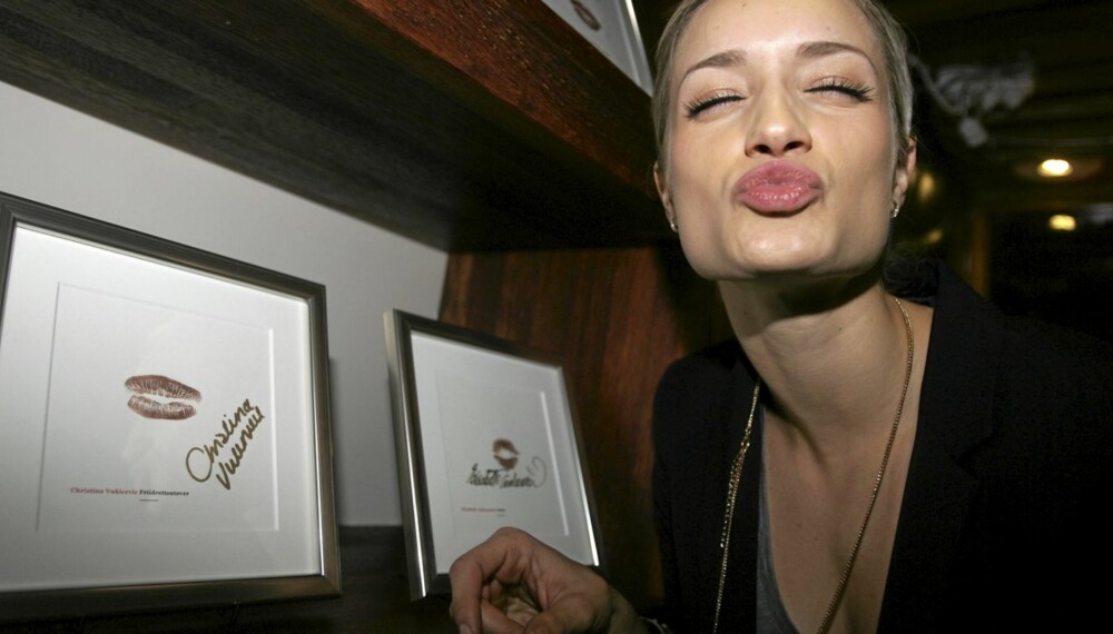 Christina Vukicevic har gitt sitt kyss til Wall of Fame-veggen i den den nyåpnede Freia-butikken på Karl Johan.