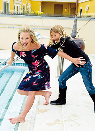 LEKER: Kristine har fått en ny bestevenninne i lille Jackie, som med et glis prøver å dytte Hollywood-fruen ut i bassenget.