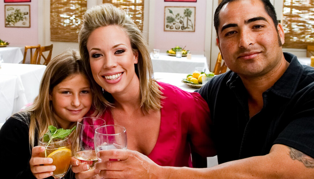GOD STEMNING: Kristine Dorow, hennes nye kjæreste Christopher Cruz og datteren hans Jackie koser seg med lunsj på den eksklusive restauranten Huntley, ikke langt fra Santa Monica i California.