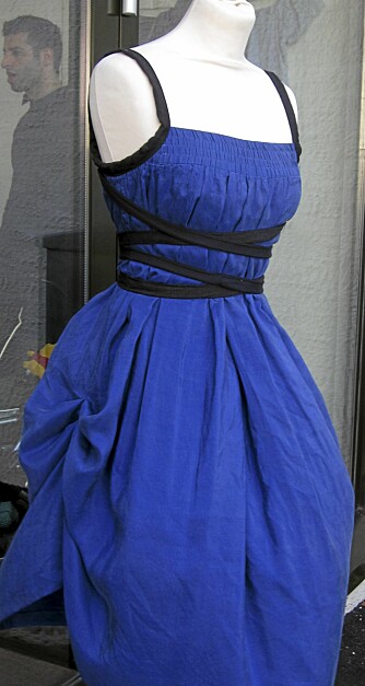 ONE SIZE: Denne vide kjolen kan enkelt tilpasses din kropp ved hjelp av båndet som knytes i livet.