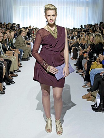 PÅ CATWALKEN: Under New York fashion Week hadde de et eget show med bare store modeller. Foto: AP PÅ CATWALKEN: Under New York fashion Week hadde de et eget show med bare store modeller. Foto: AP