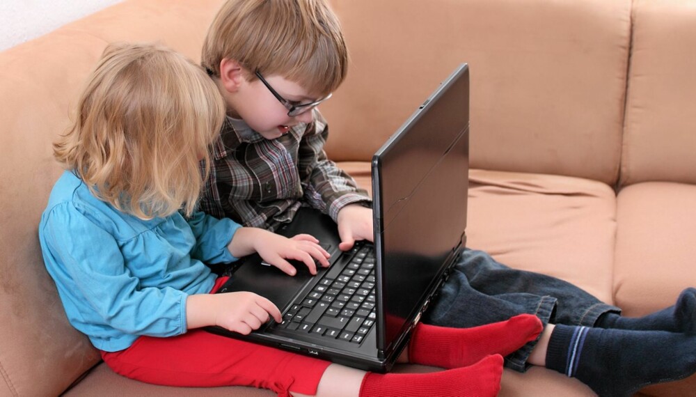Nettet er en fantastisk kilde til kunnskap, og barn starter tidlig med å benytte denne muligheten. Foto: Colourbox.no