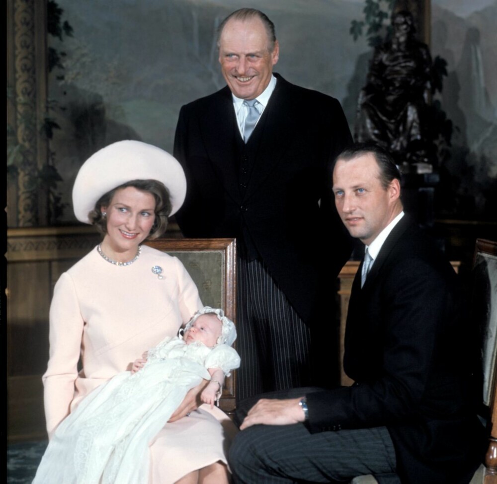 MINNER: Kong Olav poserer sammen med det daværende kronprinsparet i slottets fugleværelse etter dåpen til prinsesse Märtha Louise i 1971.