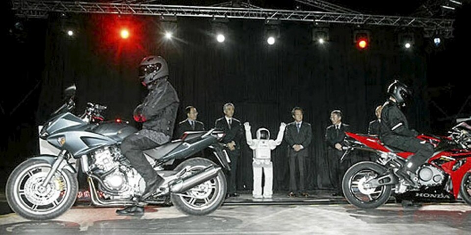 FØR: Azimo ble stol presenterte han Hondas mc-nyheter for 2006.