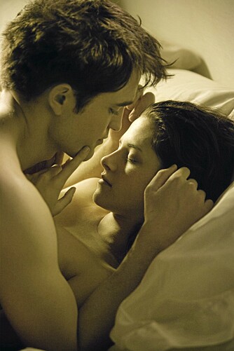 Bella (Kristen Stewart) og Edward (Robert Pattinson) i en av de hete scenene i onsdagens Twilight-premiere.