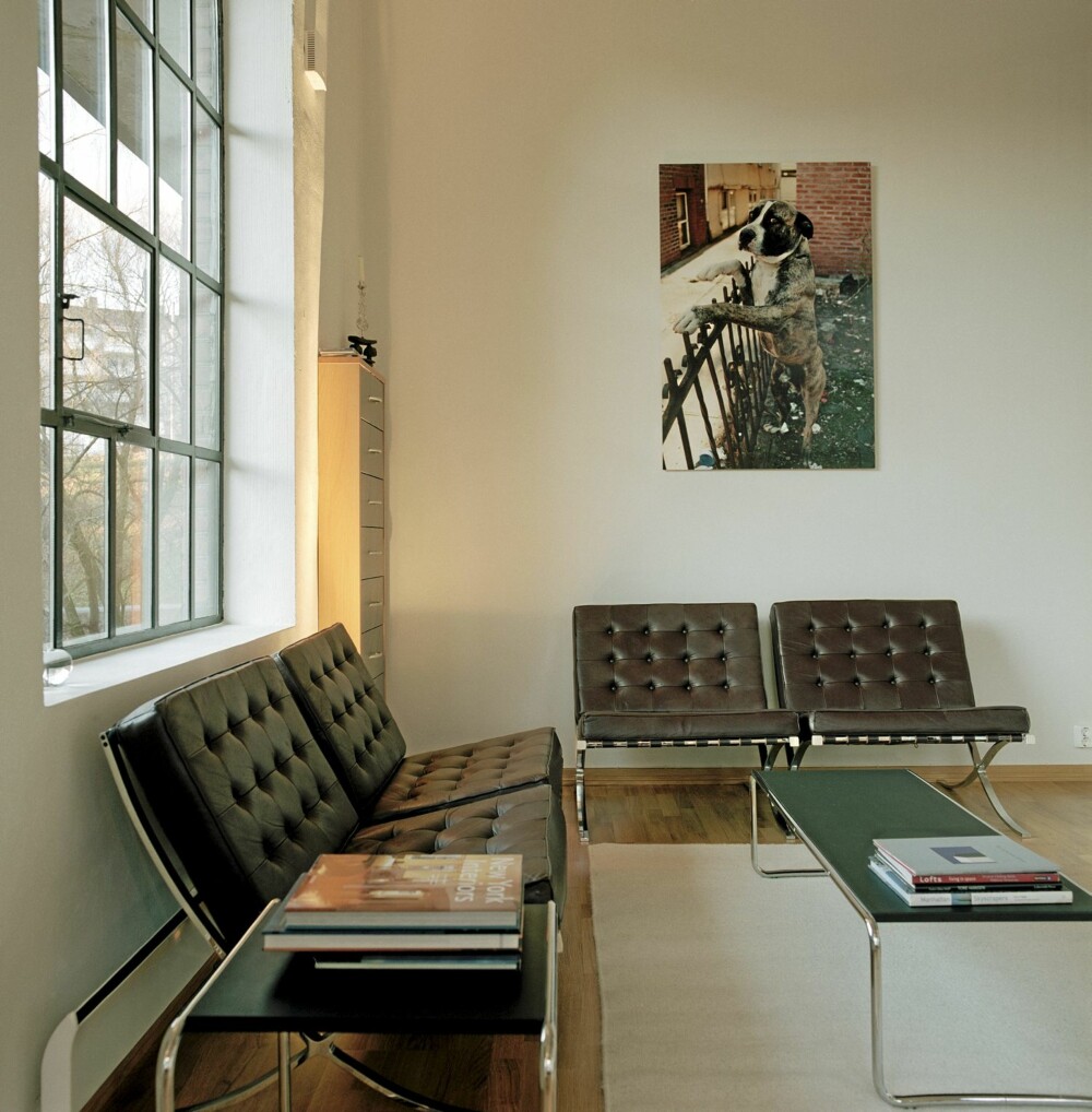 TO OG TO. Den stramme "Barcelona"-stolen, tegnet av den legendariske arkitekt Ludwig Mies van der Rohe (1886-1969), er verdensberømt. TO OG TO. Den stramme "Barcelona"-stolen, tegnet av den legendariske arkitekt Ludwig Mies van der Rohe (1886-1969), er verdensberømt.