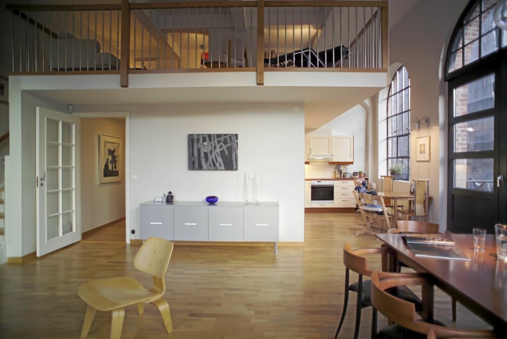 SVEVER: Mesanin-etasjen svever over det lyse, rommelige hovedplanet i leiligheten. Stolen Vitra "Plywood" er designet av Charles Eames. SVEVER: Mesanin-etasjen svever over det lyse, rommelige hovedplanet i leiligheten. Stolen Vitra "Plywood" er designet av Charles Eames.