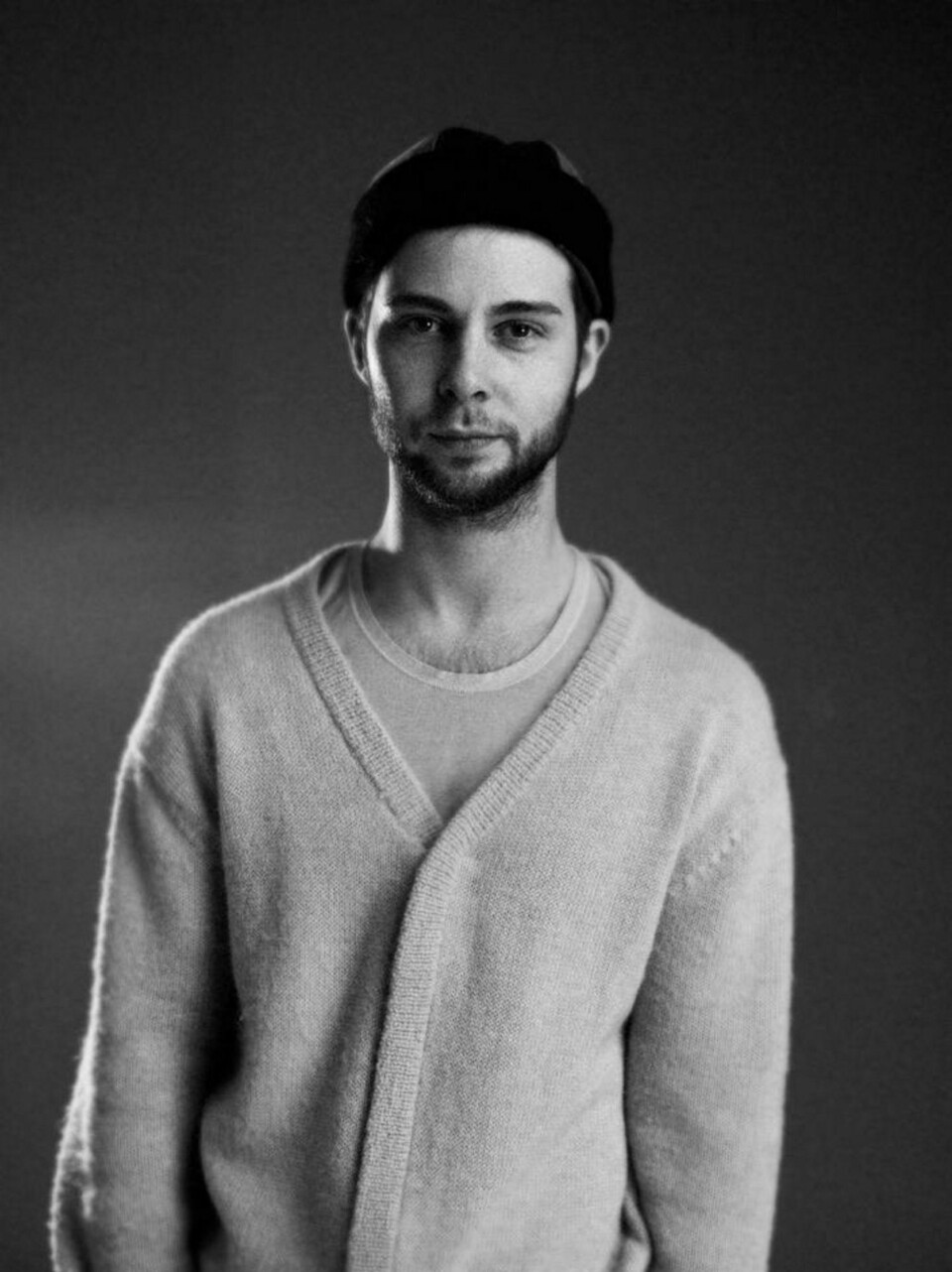 KLASSIKER: Stylist Eirik Mogseth mener at en klassisk svart ullkåpe er den beste kåpen å gå for, om du bare skal investere i én kåpe denne vinteren.