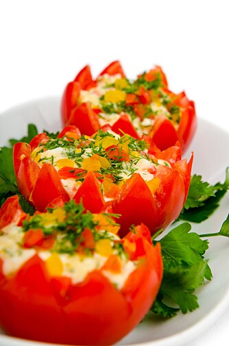STEKTE RØDE TOMATER: Tomater fylt med russisk salat, paprika, dill og persille.