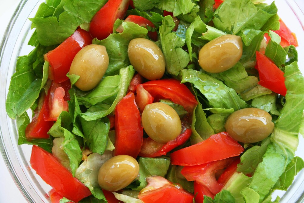 VEGANSALAT: Oliven, paprika og salatblader.  