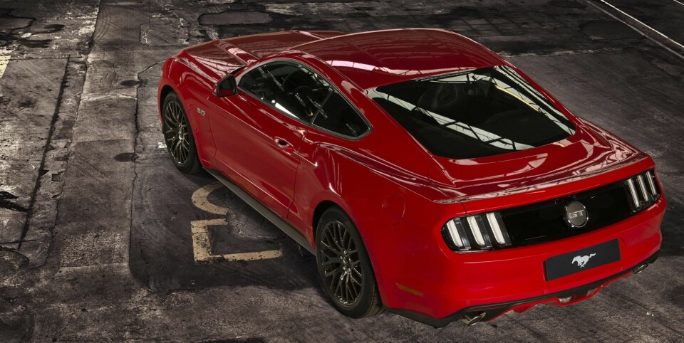 RÅ: Bilen er tilgjengelig med Fords 5,0-liters V8-motor som utvikler 418 HK og et dreiemoment på 530 Nm og den noe mer drivstoffeffektive 2,3-liters EcoBoost-motoren som gir 314 HK og byr på 432 Nm dreiemoment. FOTO: Ford