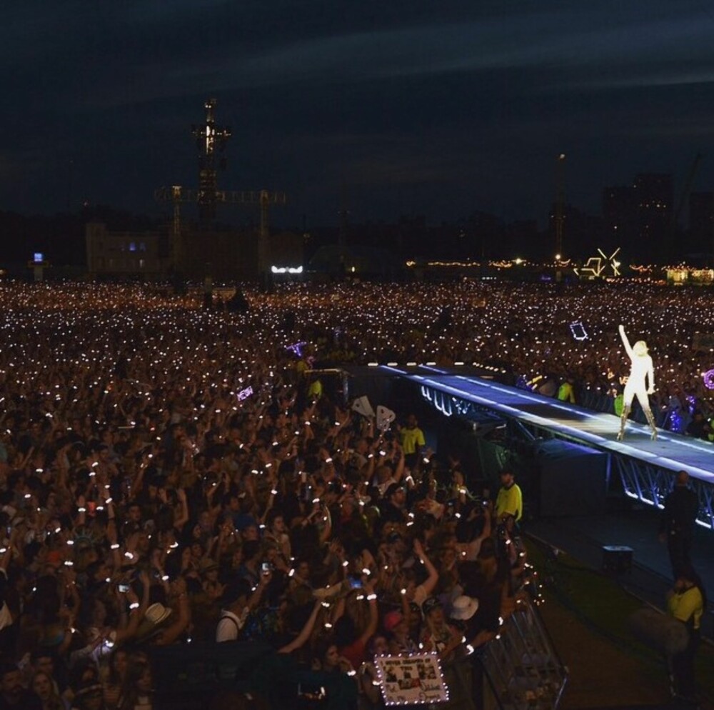 Taylor på scenen foran 63 000 publikummere.