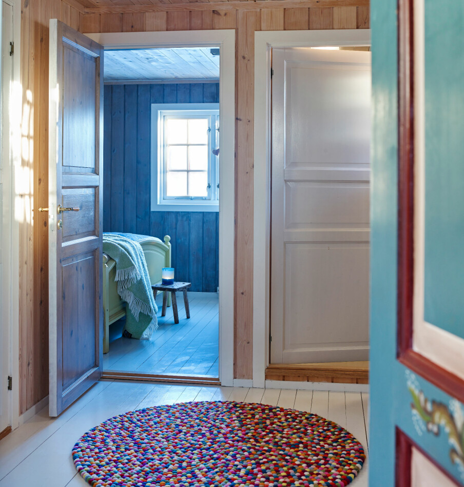 MELLOMROM: Soverommene er samlet i en rolig del av hytta. Til høyre, bak den hvite døren, er badet. Kjøkkenet ligger til venstre for den blå døren. 
