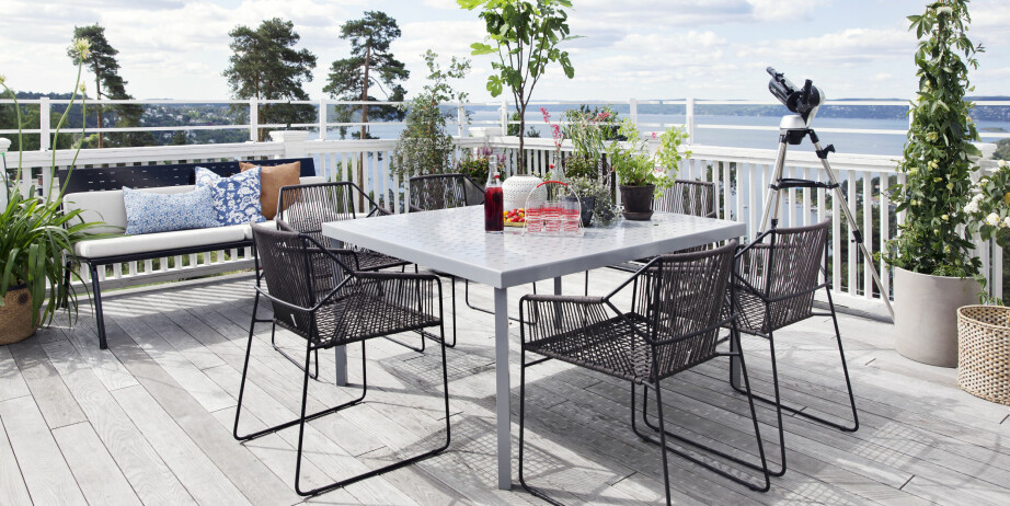 UTSIKT OVER OSLO: Uteplassen er delt opp i flere soner. Sigrid og familien har en egen veranda som tilhører leiligheten i generasjonsboligen. Her nyter de måltider i det fri, med utsikt over Oslofjorden. Pleddet er fra Anouska og putene er fra Cornelias Hus. Bordet og stolene er fra Norwegian Garden. FOTO: Yvonne Wilhelmsen STYLING: Tone Kroken