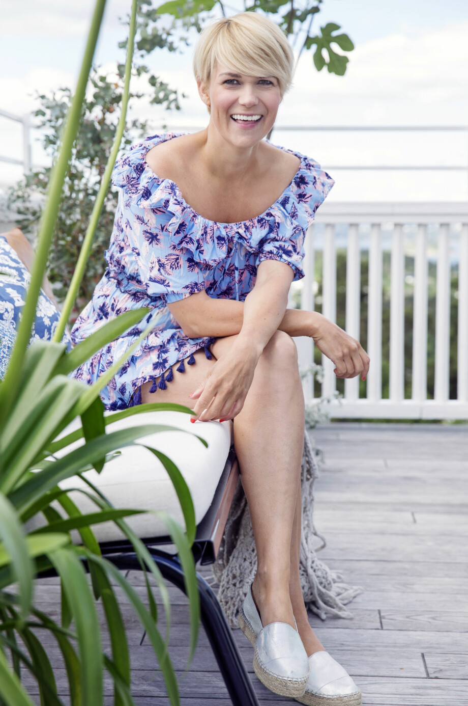 SAMLINGSSTED: Sigrid startet med å ha sommerfester ute i hagen sin for over 20 år siden, og gleder seg fortsatt like mye til dem. FOTO: Yvonne Wilhelmsen STYLING: Tone Kroken