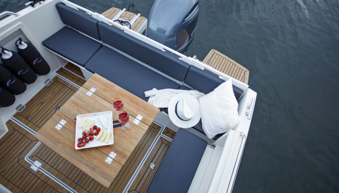 FINNMASTER: Nesten daycruiser-takter over sittegruppen akter, det skal gjøre båttypen attraktiv for flere. (FOTO: Terje Bjørnsen) FINNMASTER: Nesten daycruiser-takter over sittegruppen akter, det skal gjøre båttypen attraktiv for flere. (FOTO: Terje Bjørnsen)