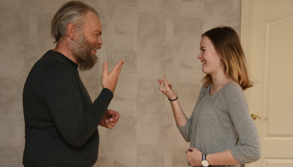 Vilde rørte hele Norge med tegnespråk og vant i helgen Norske Talenter. Her sammen med pappa Pål. Foto: Siri Walen Simensen