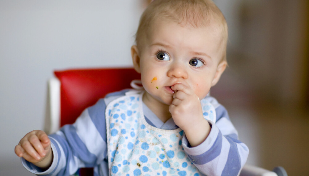 BABY SOM IKKE VIL SPISE: Har du et spedbarn som ikke vil spise? Overgangen fra melk til fast føde kan være utfordrende for de minste, men det finnes heldigvis råd som kan få bukt med problemet. Foto: Gettyimages.com.