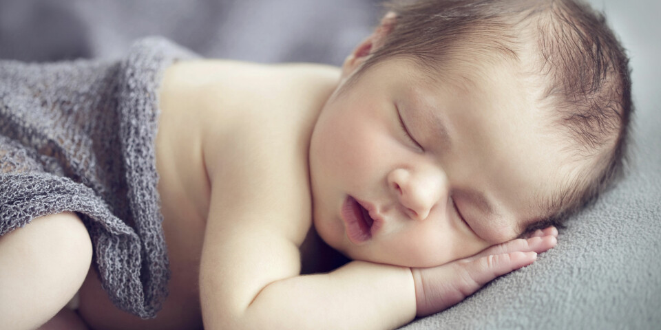 FONTANELLE HOS BABY: De bløte områdene på babyens hode, kalles fontaneller. Disse er med på å gjøre fødselen lettere. Foto: Gettyimages.com.