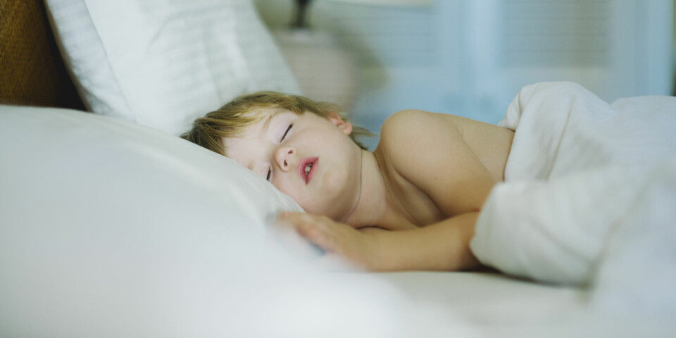 BARN SOM SKJÆRER TENNER: Har du et barn som gnisser tenner i søvne? I de fleste tilfeller er det ikke grunn til bekymring - da skyldes gnissingen oftest overgangen fra melketenner til permanente tenner. Foto: Gettyimages.com.