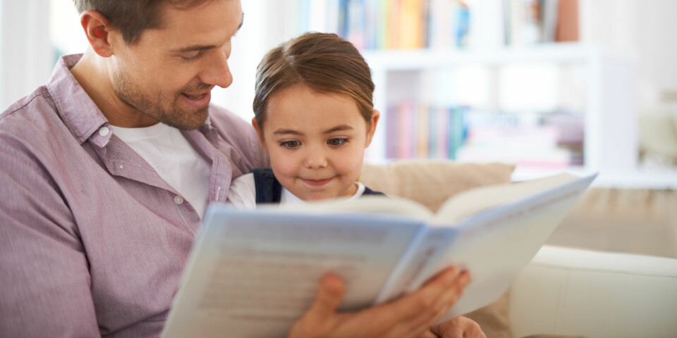LÆRE BARN Å LESE: Du som forelder kan bidra til å stimulere barnets leselyst, men barnet viser selv initiativ når det vil lære om bokstaver og lesing. Foto: Gettyimages.com.