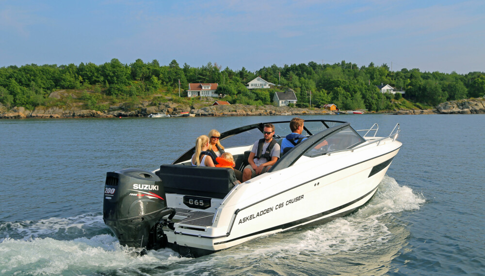 LANGTEST: Askeladden sin C65 Daycruiser er langtestet over 800 nautiske mil. Men den egner seg også til rolige hyggeturer i skjærgården. (FOTO: Terje Bjørnsen/Petter Handeland)