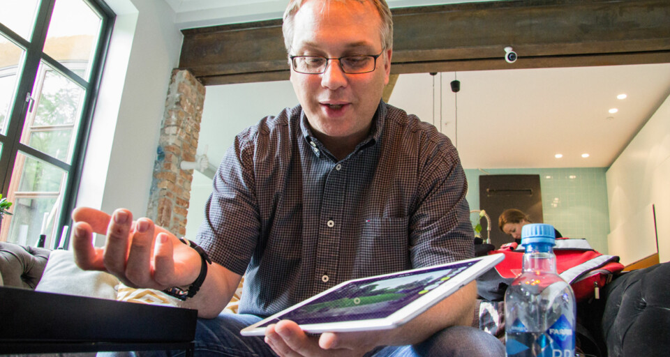 APP: Andreas Hasse i Logitech demonstrerer Circle 2 og Circle-appen. Legg merke til Circle 2-kameraet som er festet til jerndrageren oppe til høyre. APP: Andreas Hasse i Logitech demonstrerer Circle 2 og Circle-appen. Legg merke til Circle 2-kameraet som er festet til jerndrageren oppe til høyre.