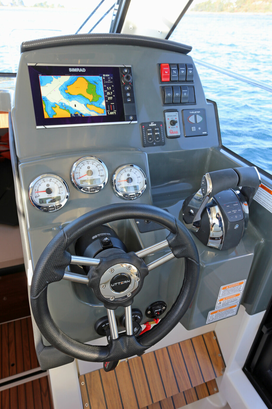 TYPISK: Dashbord-designet følger et ganske standardisert oppsett for styrehyttebåter. (FOTO: Terje Bjørnsen)