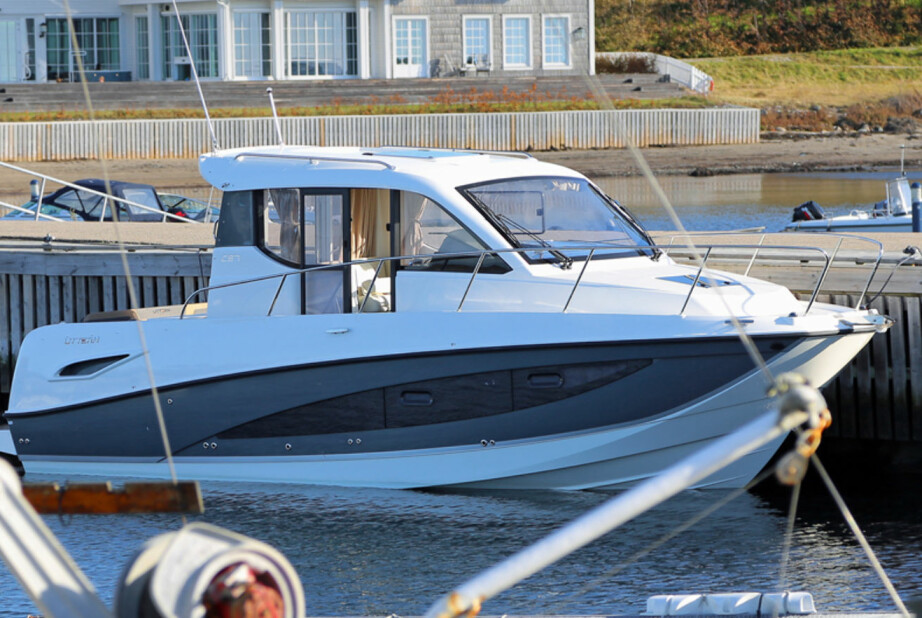 UT PÅ TUR: Styrehytte-designet skjuler en god turbåt.
 (FOTO: Terje Bjørnsen)