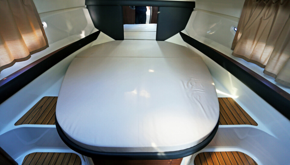 EIERKABIN: Dobbeltkøyen forut er det storbåt-stil over. (FOTO: Terje Bjørnsen)