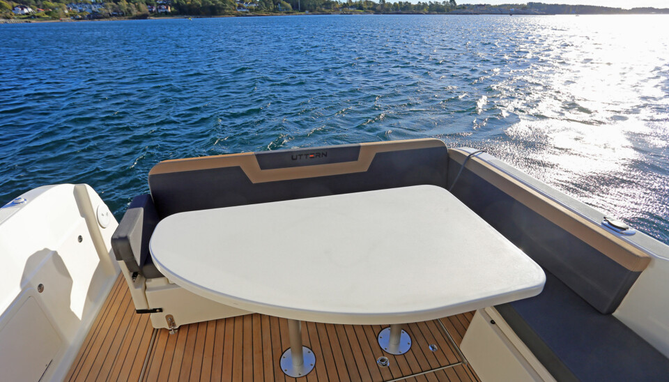 UTSTYR: Du bør velge noe ekstrautstyr for å få det beste ut av båten, som eksempelvis bord på akterdekket. (FOTO: Terje Bjørnsen)