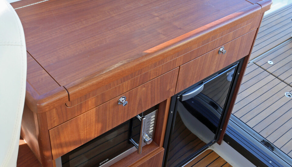 PANTRY: Det er mulig å få fullt utstyrt pantryløsning som en del av kabin-pakken, men det er fortsatt en smule trangt for komplett middagsservering. 
(FOTO: Terje Bjørnsen)