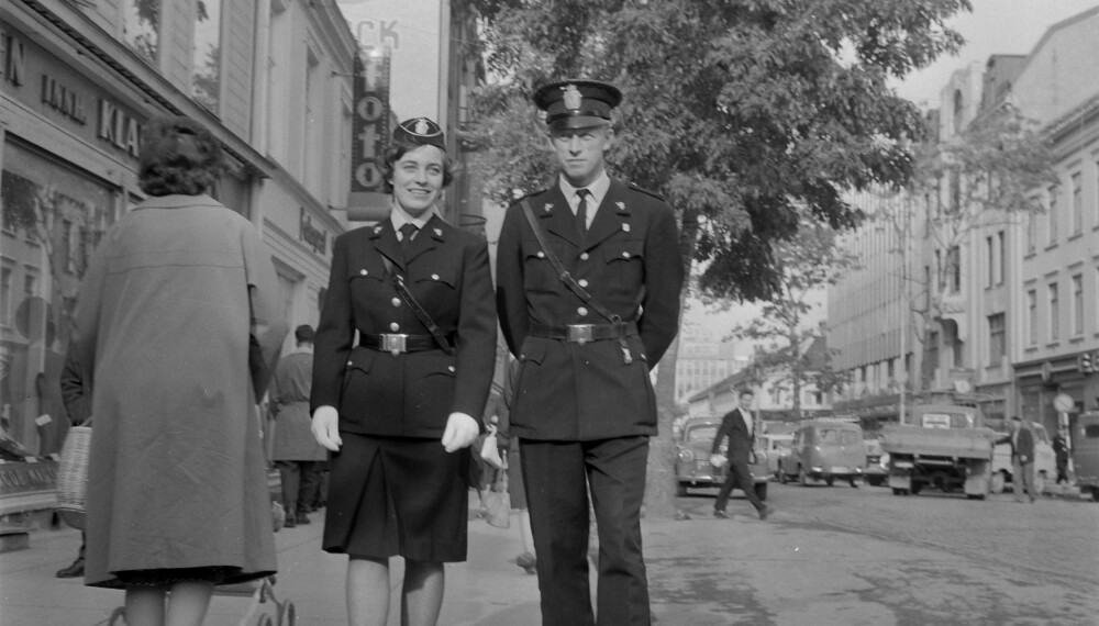 SKJØRT: Politipatrulje på Nordre gate i Trondheim, oktober 1962. (Foto: Schrøderarkivet/ Sverresborg Trøndelag Folkemuseum.)